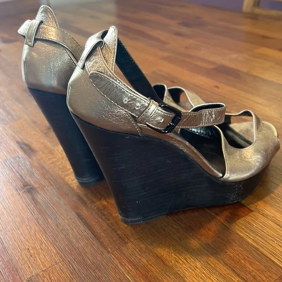 Burberry Metallic Gold Wooden Wedge Heel Leather Criss Cross Sandal - 41 10 - Picture 7 of 16